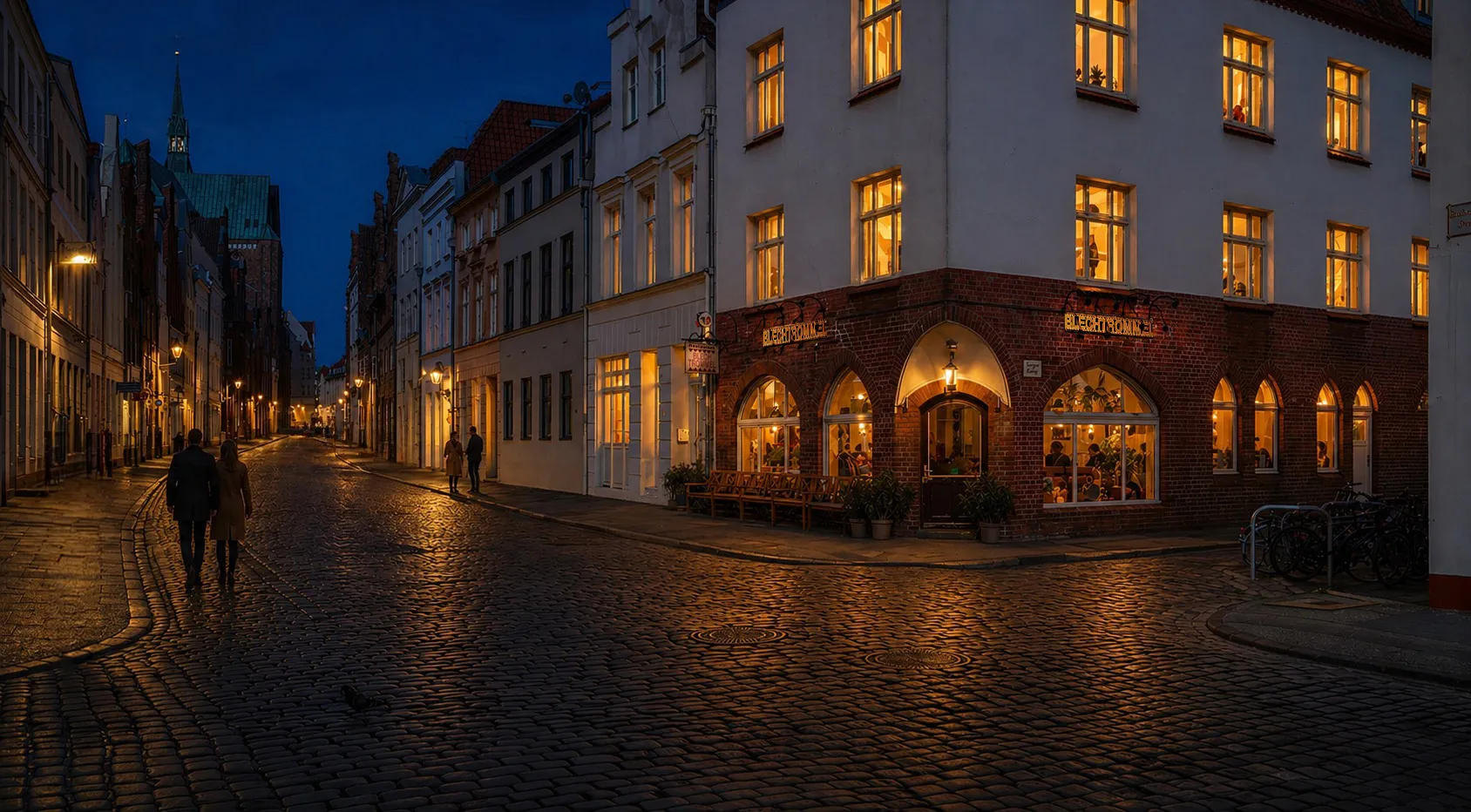Das Restaurant Blechtrommel bei Nacht — warmes Licht aus den Fenstern, Kopfsteinpflasterstraße