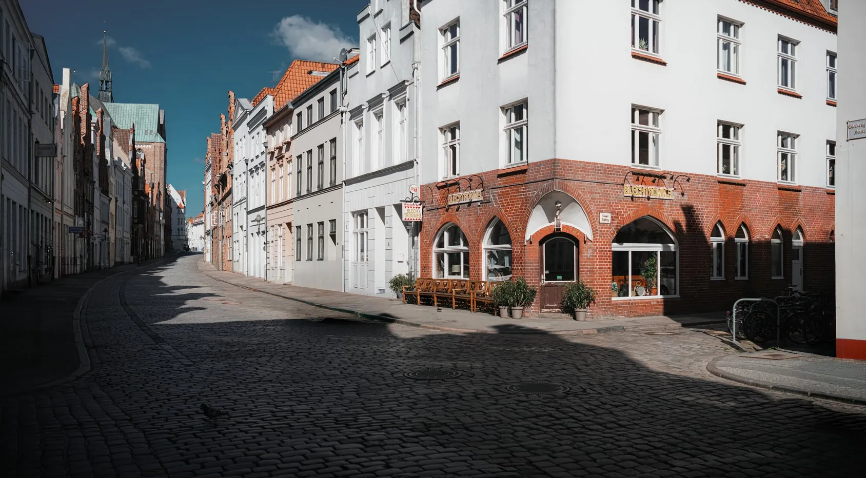 Eckhaus des Restaurant Blechtrommel an der Glockengießerstraße in Lübeck mit roter Backsteinfassade